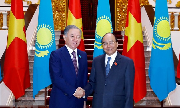 Premier vietnamita se reúne con el titular de la Cámara de Representantes de Kazajistán