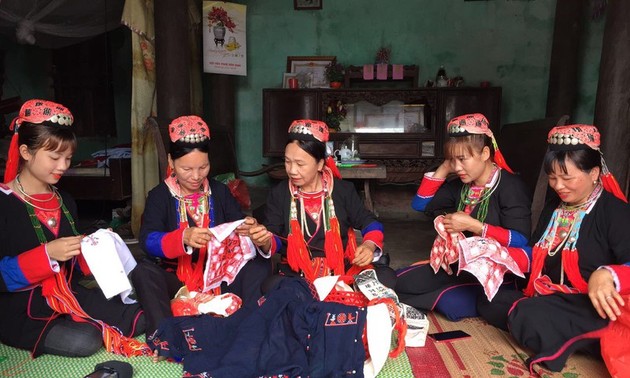 Artesana Destacada enfrascada en preservar cultura de la etnia Dao Thanh Y 