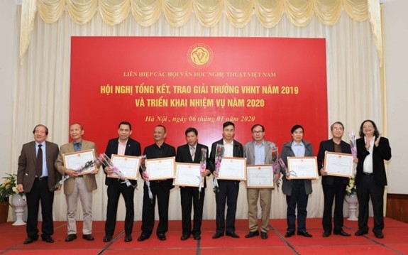 Evalúan aportes de Unión de Asociaciones de Literatura y Artes de Vietnam al desarrollo nacional
