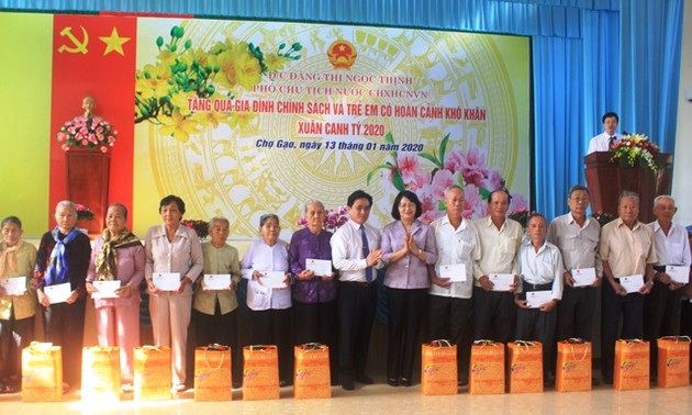 Vicemandataria vietnamita continúa con trabajo de apoyo a compatriotas necesitados en zona sureña
