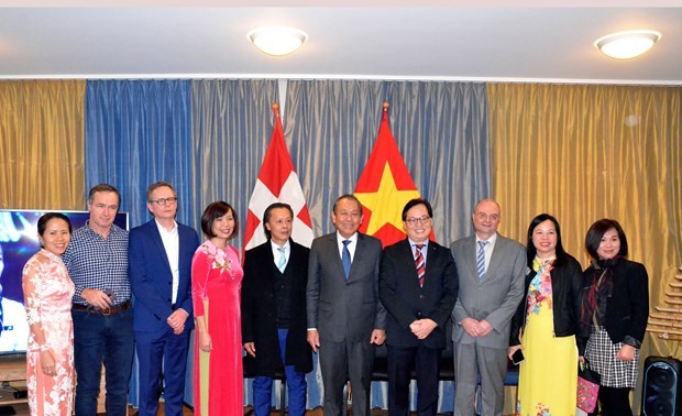 Vicepremier vietnamita visita a compatriotas en Suiza en vísperas del Año Nuevo Lunar 2020
