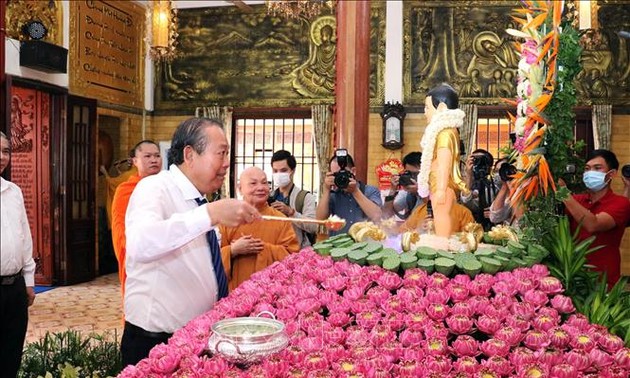 Vicejefe del Gobierno felicita el 2564 aniversario del natalicio y la iluminación del Buda