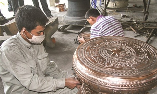 Aldea de Tra Dong preserva el oficio tradicional de la fundición de cobre