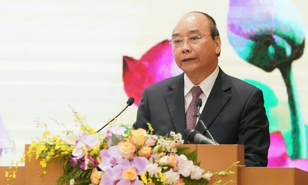 Premier vietnamita alaba contribuciones de la Oficina Gubernamental al desarrollo nacional