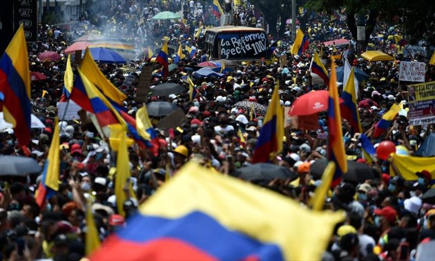 Colombia: dimiten autoridades por protestas contra reforma tributaria