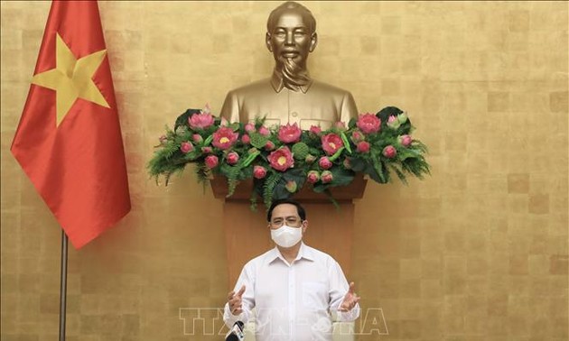 El primer ministro de Vietnam insta a no bajar la guardia en la lucha contra el covid-19