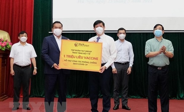 Empresas importantes de Vietnam prestan apoyo económico y vacunas para la lucha contra el covid-19