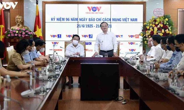 El líder del sector de propaganda y educación visita la Voz de Vietnam