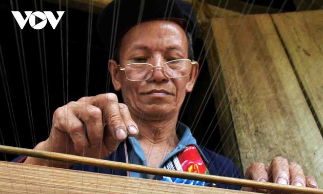 La etnia Dao Rojo preserva la fabricación tradicional de papel en combinación con el tejido de cortinas 