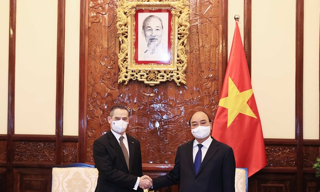 El presidente de Vietnam se reúne con nuevos embajadores de Tailandia, Chile, Cuba y Rusia