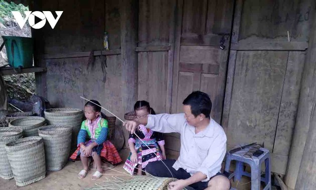 La banasta “lù cở”, instrumento laboral indispensable de las mujeres de la etnia Mong