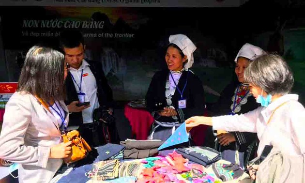 Las mujeres Dao Tien contribuyen a la preservación del bordado tradicional en Cao Bang