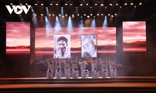 La tradición revolucionaria de Con Dao se reaviva en un espectáculo conmemorativo