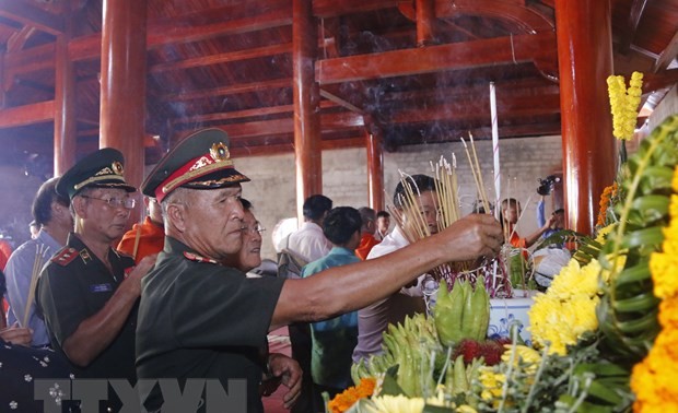 Homenajear a héroes y mártires caídos en Laos por la defensa nacional