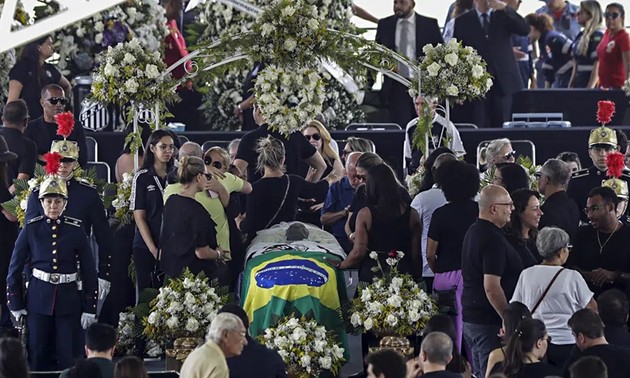 Multitud de aficionados asisten al funeral de Pelé, el 'Rey del Fútbol'