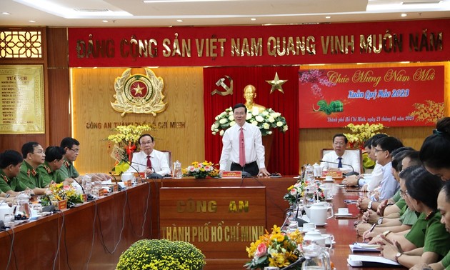 Dirigentes del Partido y el Estado visitan diferentes unidades con motivo del Tet 2023