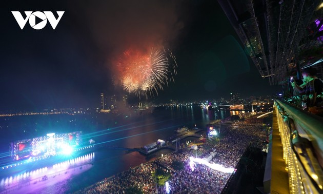 Personas de todo el país celebran con alegría el año nuevo 2023