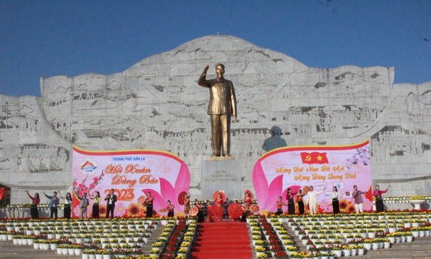 Vibrante Festival la Primavera en honor del presidente Ho Chi Minh en Son La