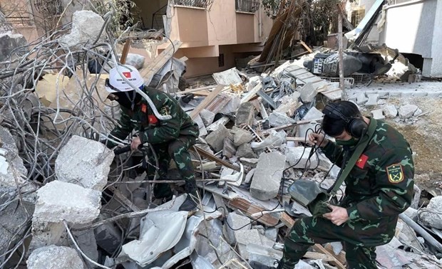 Fuerzas de rescate vietnamitas persisten en la búsqueda de víctimas del terremoto en Turquía