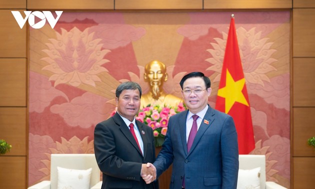Parlamentos de Vietnam y Laos fortalecen el intercambio de experiencias