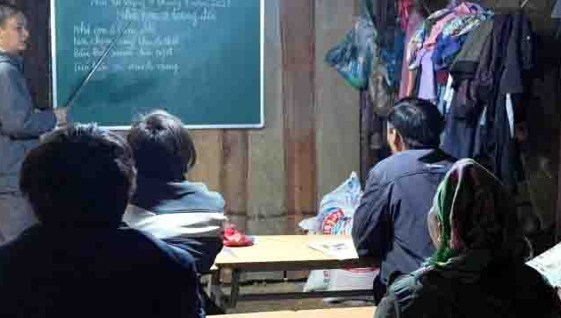 Llevar el alfabetismo a la comunidad étnica Mong en Lung Sap, Cao Bang