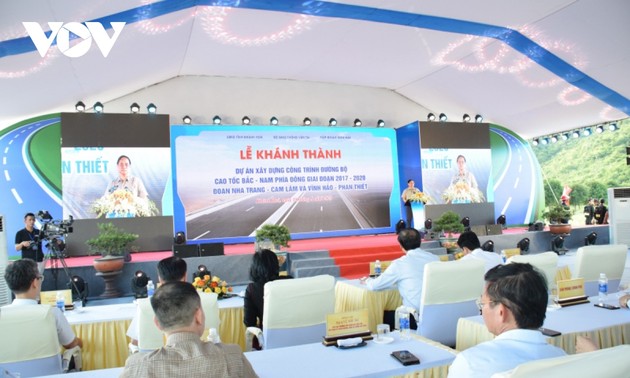 El Primer Ministro orienta la construcción de dos tramos de carretera importantes de Vietnam