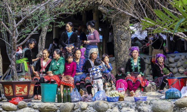 Mercados de Lai Chau promueven los productos culturales de las minorías étnicas