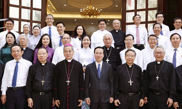 El presidente Vo Van Thuong visita la Conferencia Episcopal Católica de Vietnam