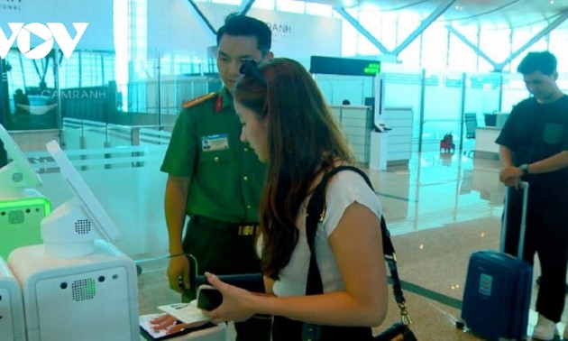 Puesta en funcionamiento la puerta automática de control de inmigración en la terminal internacional de Cam Ranh