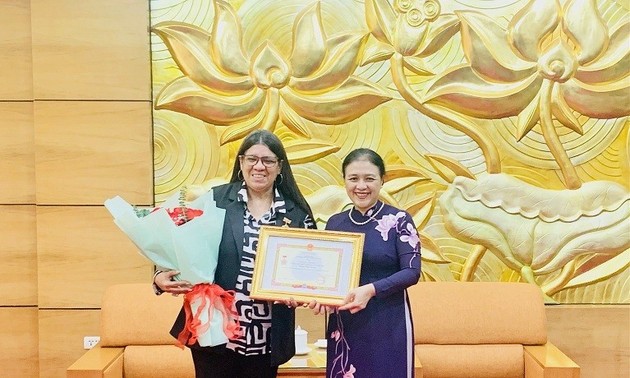 Honran las contribuciones de la embajadora venezolana en Vietnam