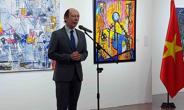Inauguran exposición de pinturas de Yandi Monardo con artistas vietnamitas en Hanói
