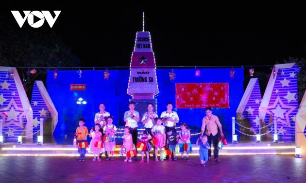 Niños residentes en el distrito insular de Truong Sa celebran el Festival de Medio Otoño