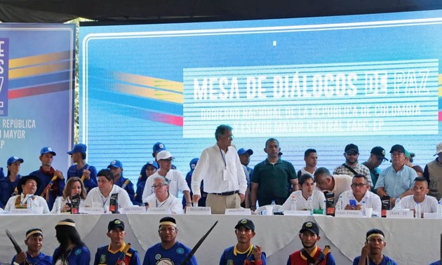 Gobierno colombiano y grupo armado EMC postergan negociaciones de paz