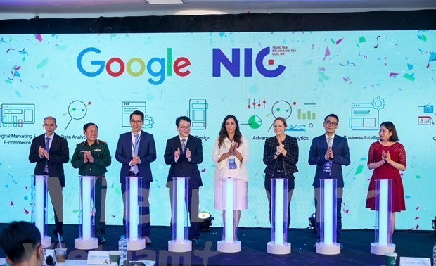 Google comprometido a apoyar la formación de estudiantes vietnamitas en la causa de transformación digital nacional