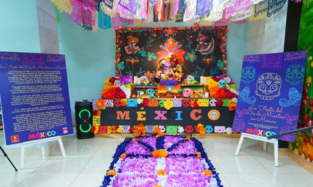 Descubrir el Día de Muertos de México en el Departamento de Español de HANU