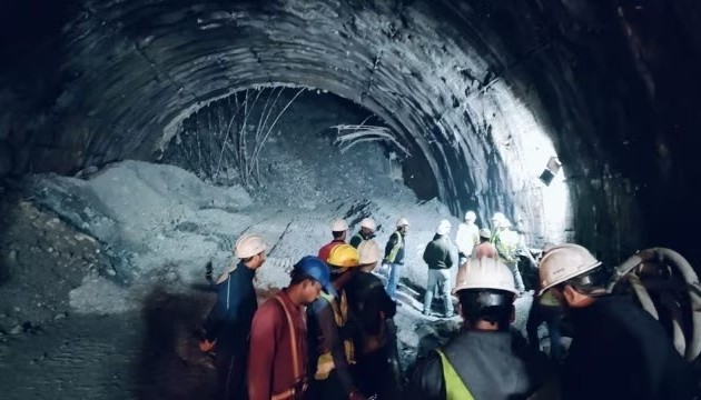 India: Al menos 40 trabajadores atrapados por derrumbe de un túnel