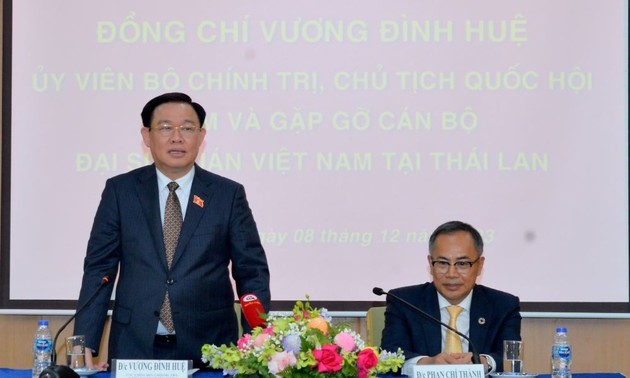 Presidente del Parlamento se reúne con funcionarios y personal de la Embajada de Vietnam en Tailandia