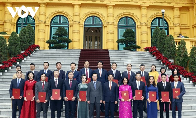 Presidente de Vietnam se reúne con embajadores y jefes de agencias representativas en el extranjero