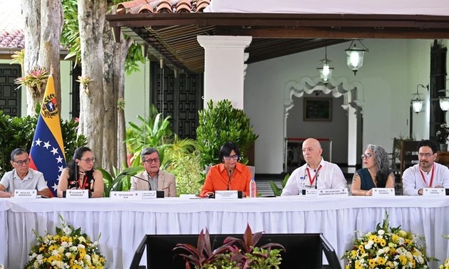 El Gobierno colombiano y el grupo armado ELN retoman negociaciones en Cuba