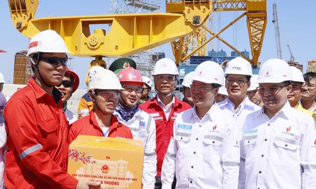 Presidente de Vietnam visita a trabajadores en plataformas petrolíferas en alta mar