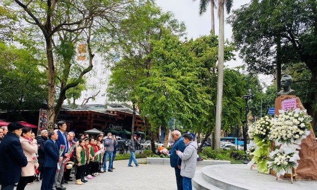 Ofrenda floral en Hanói por el 171.° aniversario del nacimiento del héroe cubano José Martí