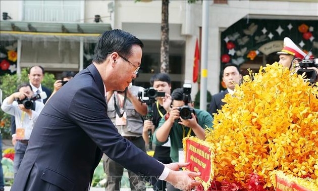 Presidente de Vietnam ofrenda inciensos en el muelle Nha Rong, en Ciudad Ho Chi Minh