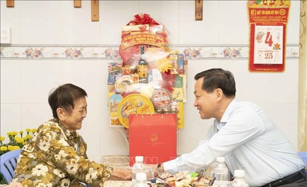 Dirigente del Gobierno entrega donaciones a personas desfavorecidas en An Giang en vísperas del Tet 2024