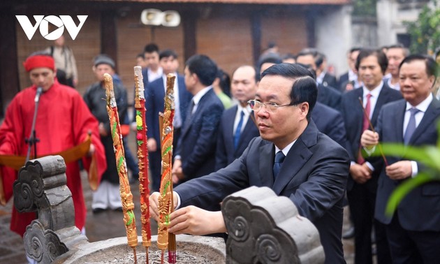 Ofrenda de inciensos para conmemorar al rey An Duong Vuong
