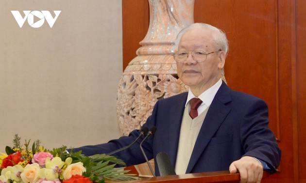 El informe político debe cristalizar el nivel intelectual del Partido Comunista de Vietnam, afirma su máximo líder
