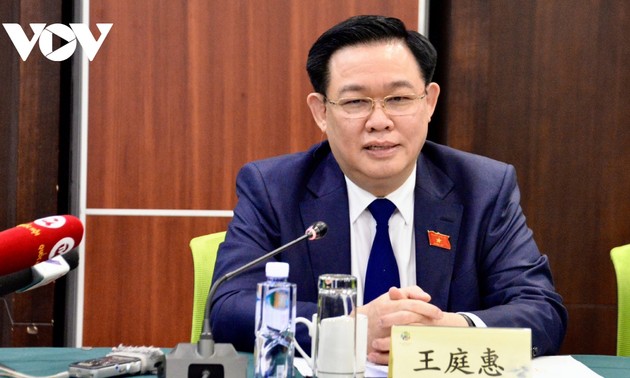 Líder del Parlamento vietnamita visita Centro de Consultoría Legislativa en Shanghái