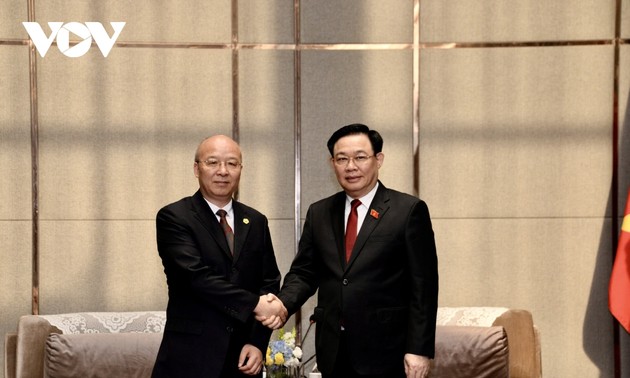 Presidente de Asamblea Nacional de Vietnam recibe a líderes de corporaciones chinas