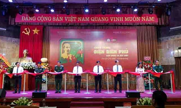 Comienzan exposiciones fotográficas en honor de la victoria de Dien Bien Phu y la reunificación de Vietnam 