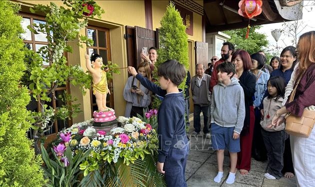 Conmemoran Día de Vesak en Monasterio Zen, de Truc Lam, Francia