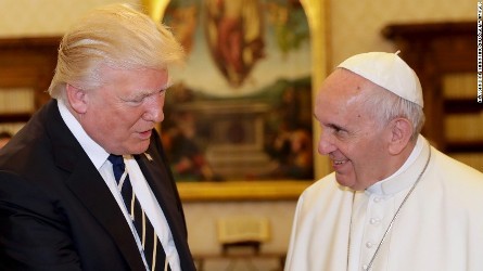 El Papa Francisco urge a Donald Trump a trabajar por la paz